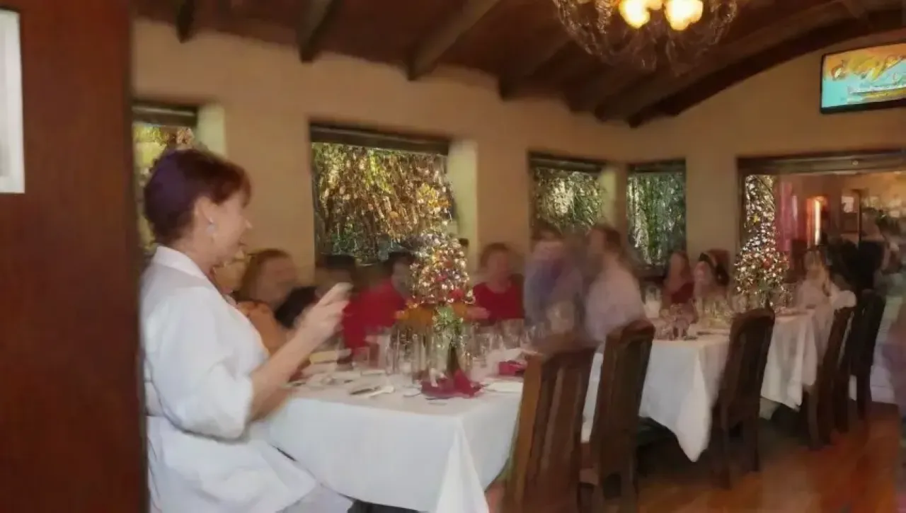 Un restaurante vibrante y acogedor con comida deliciosa y un ambiente animado