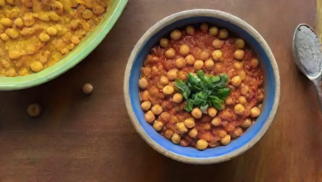 Garbanzos coloridos y especiados en una mesa rústica, con un ambiente acogedor y luminoso