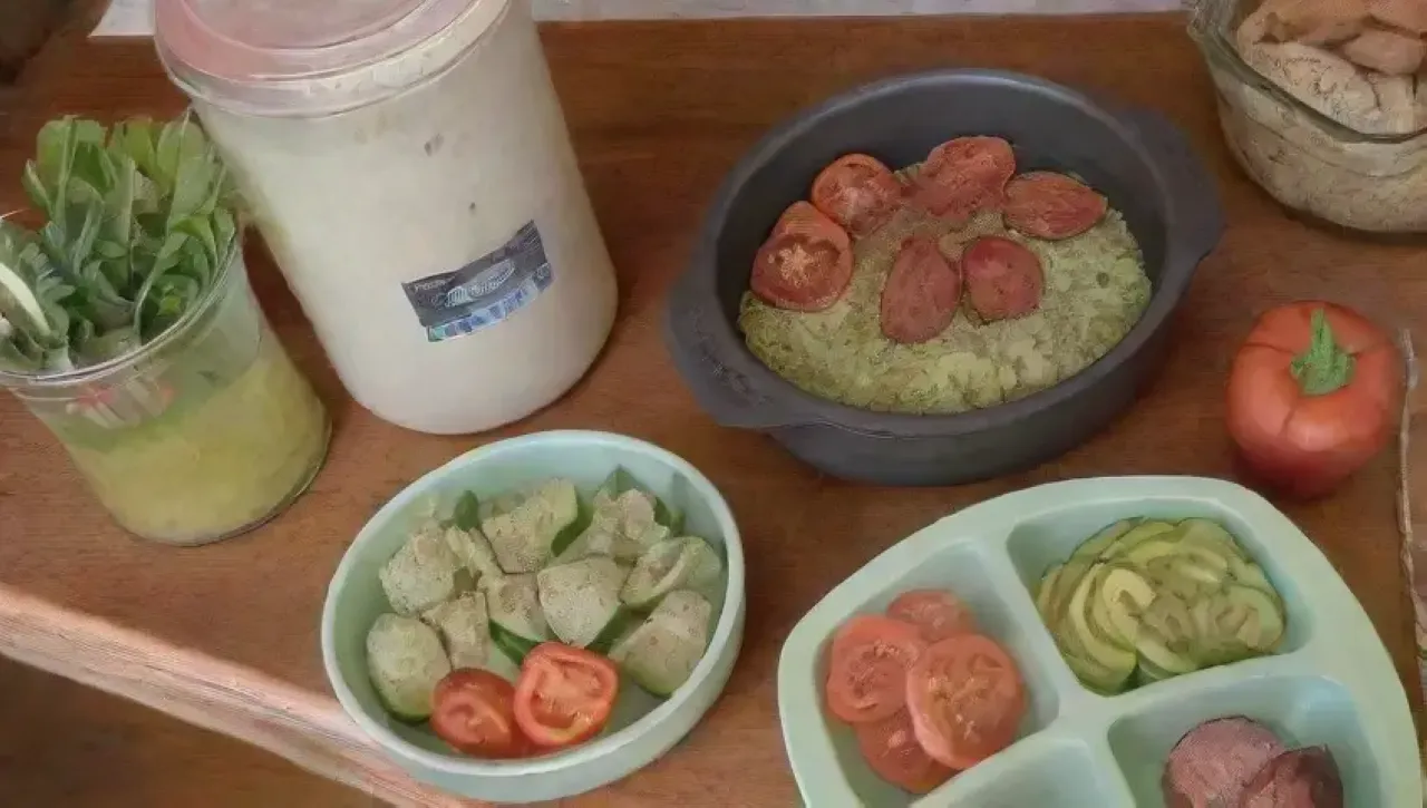 Una cocina acogedora con ingredientes frescos y un ambiente cálido