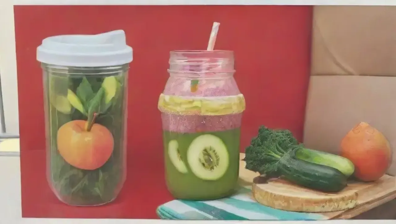 Un colorido y saludable smoothie rodeado de frutas frescas y un ambiente acogedor