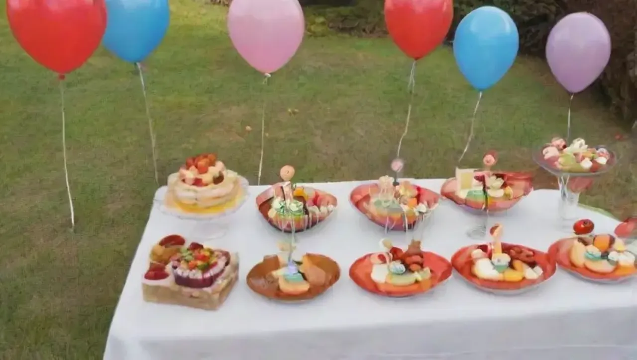 Una fiesta alegre con decoración colorida, comida deliciosa y un ambiente acogedor