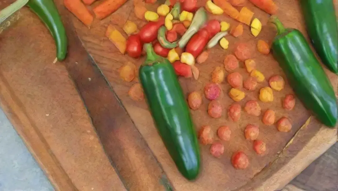 Un día de verano perfecto con amigos, verduras coloridas y una parrilla humeante
