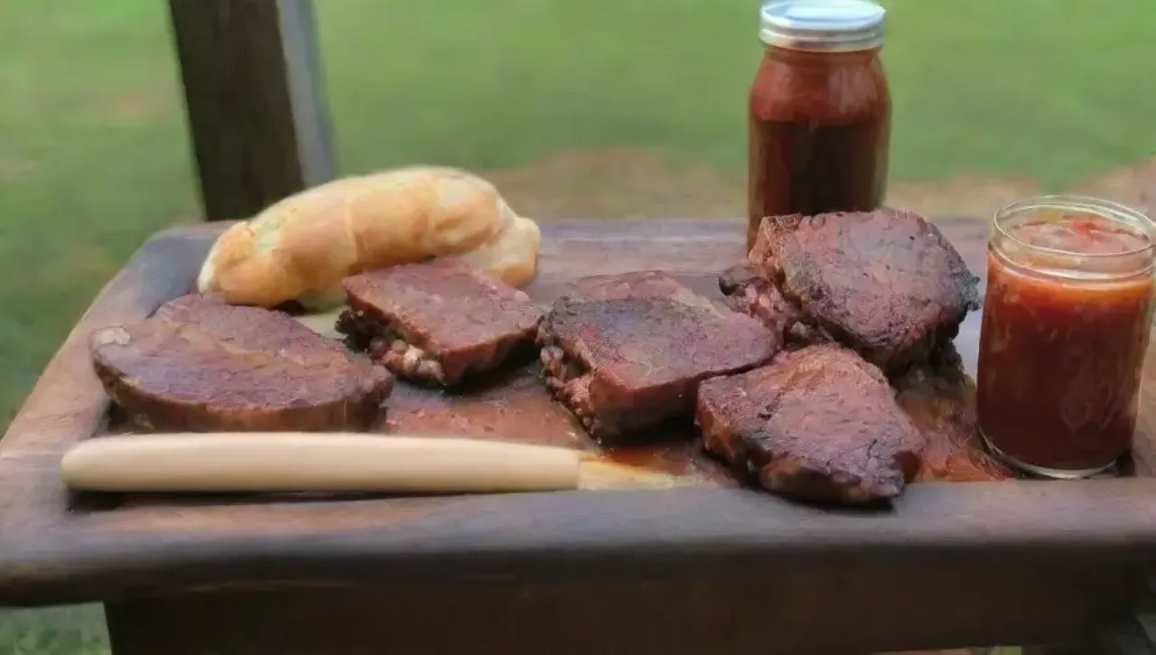 Un nostálgico banquete de BBQ en un encantador entorno veraniego