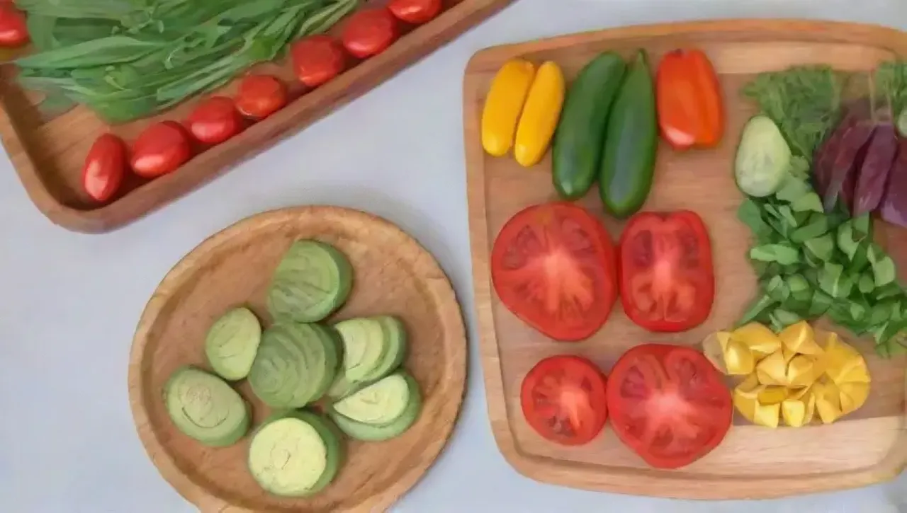 Una cocina vibrante con ingredientes frescos y herramientas organizadas crea una atmósfera culinaria acogedora