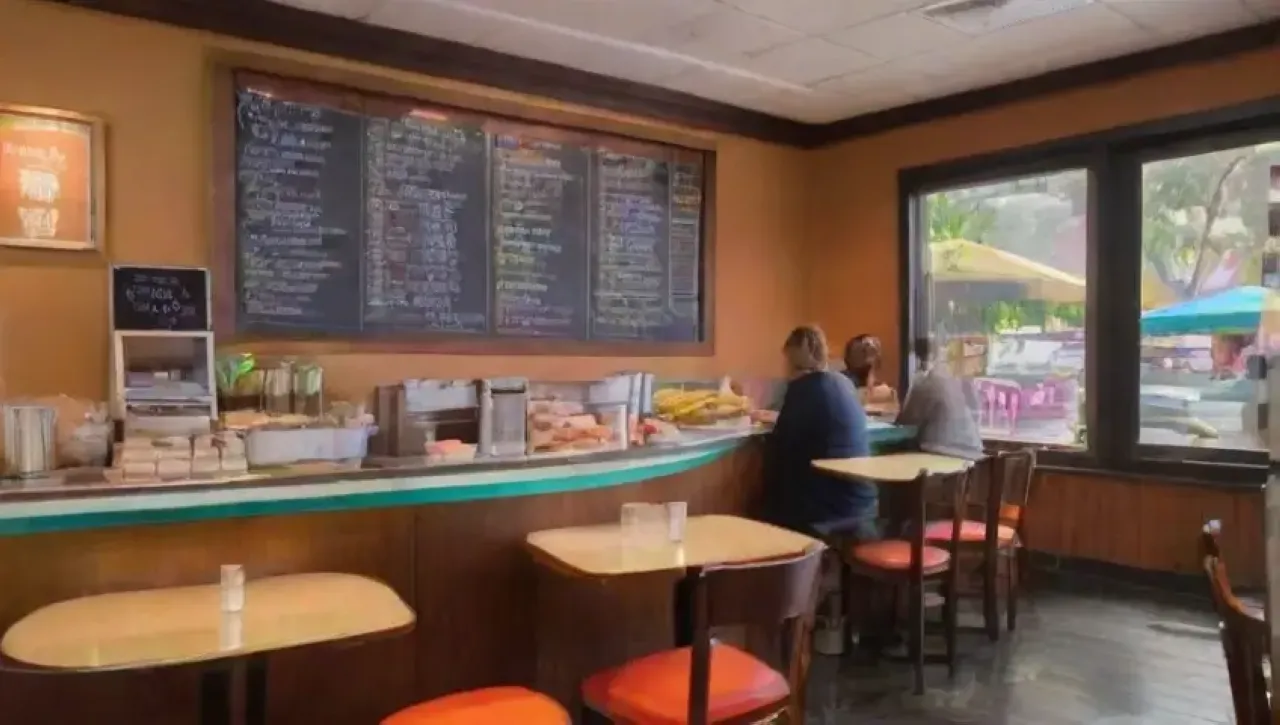 Un restaurante vibrante con mesas pulidas, decoración colorida, ambiente acogedor y comensales satisfechos
