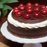 Cómo hacer una tarta selva negra llena de chocolate y cerezas