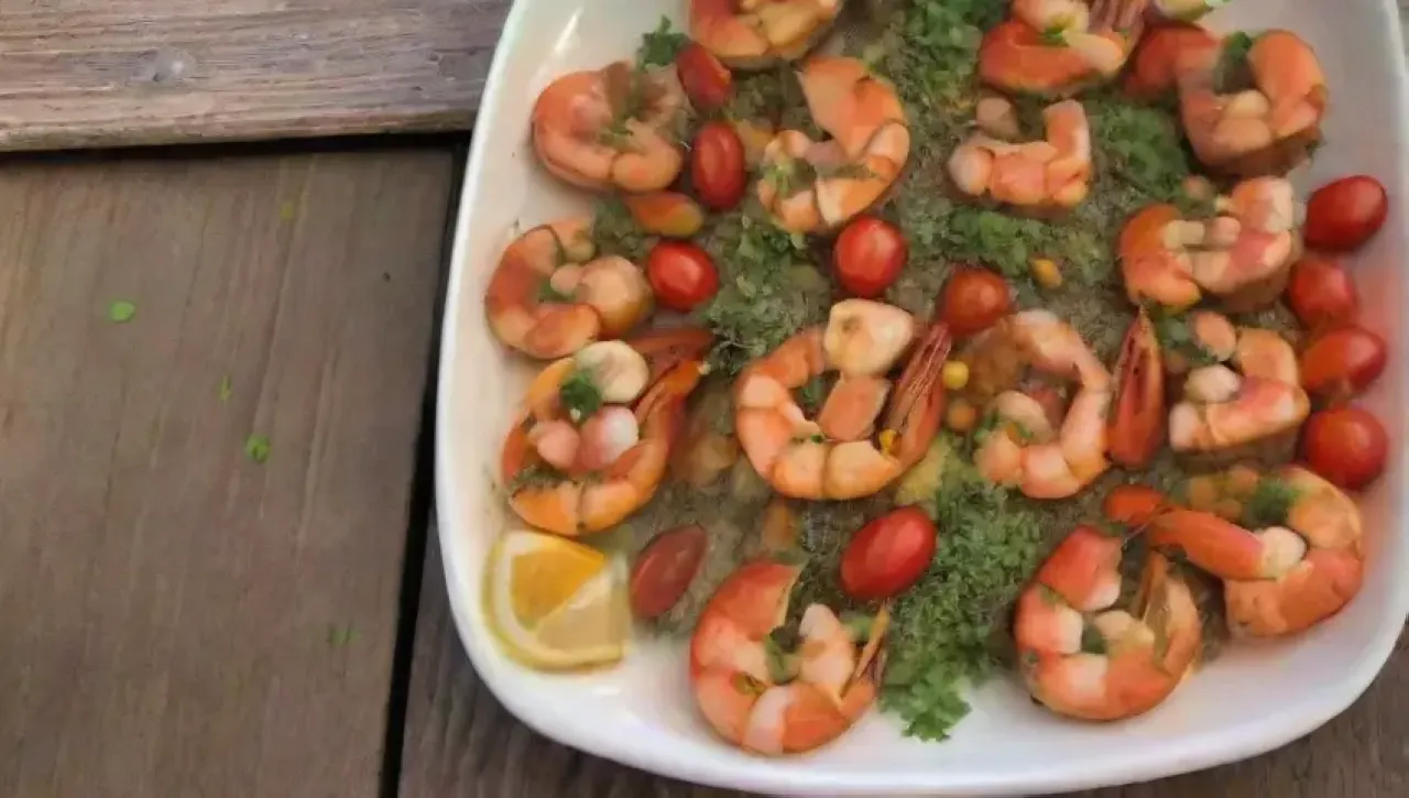 Brochetas de camarones vibrantes con hierbas frescas y un ambiente acogedor