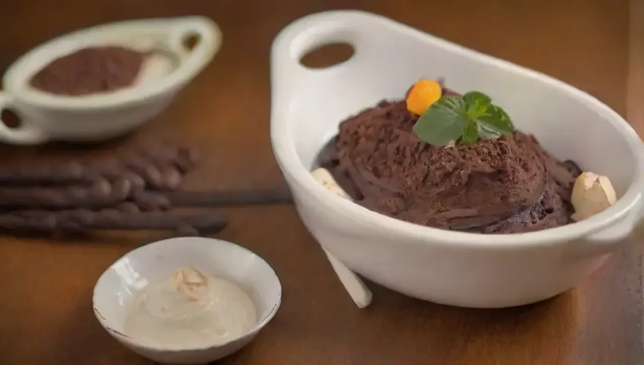 Postre de tiramisú en un ambiente cálido y acogedor