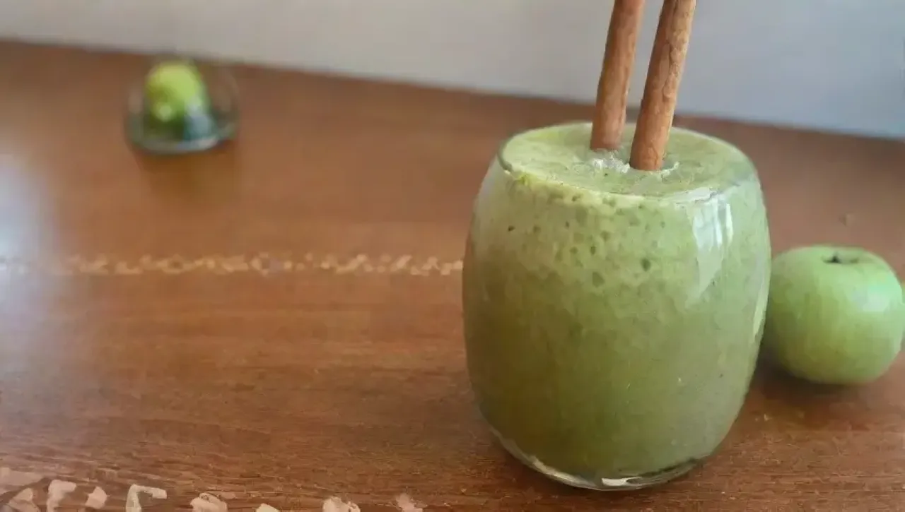 Una acogedora cocina con manzanas verdes, canela, un batido cremoso y un ambiente armonioso