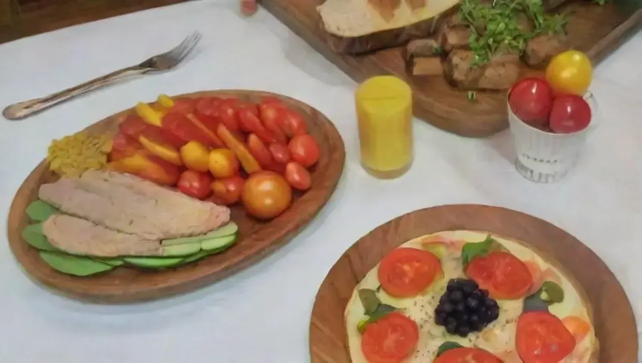 Una mesa vibrante y elegante con comida colorida y un ambiente acogedor