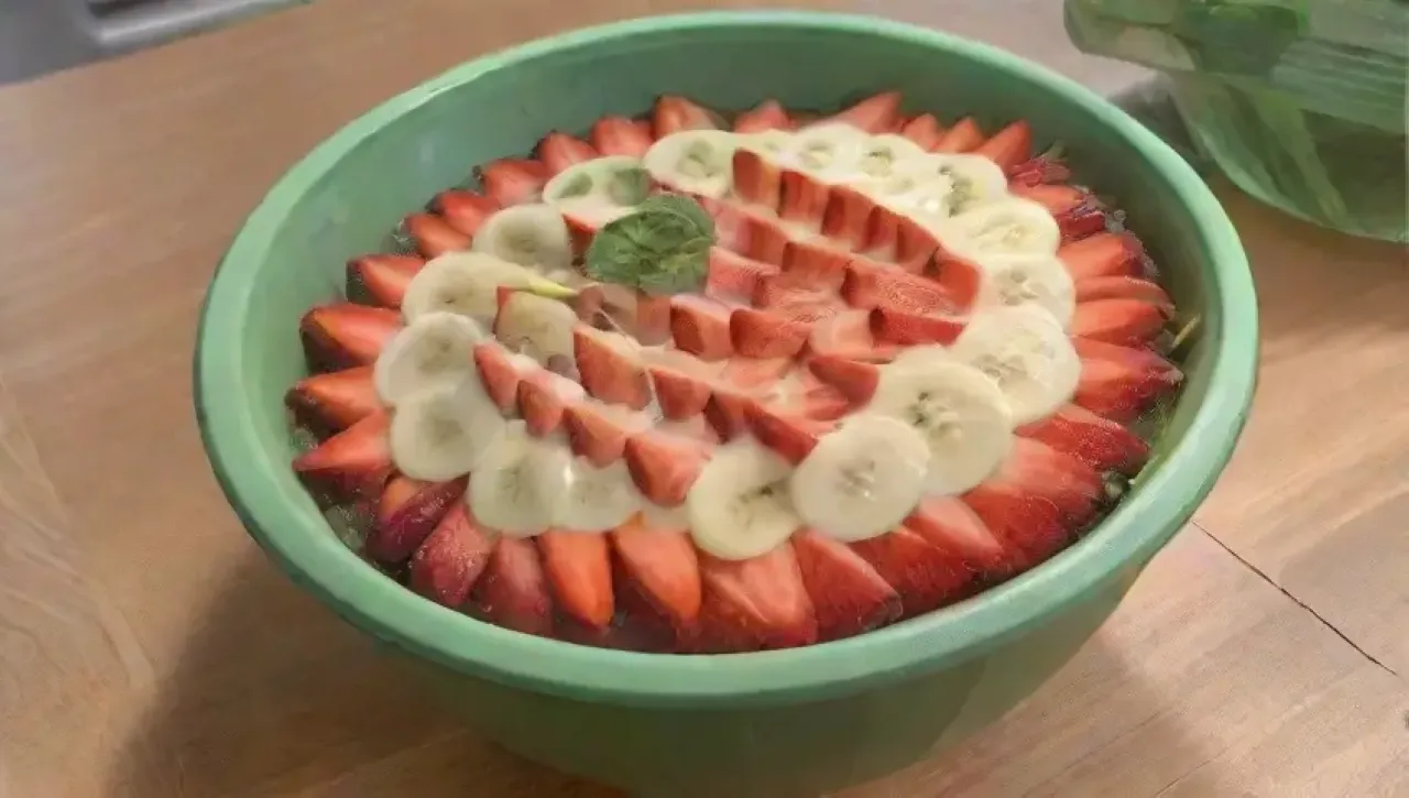 Un colorido y saludable batido de frutas en una alegre cocina