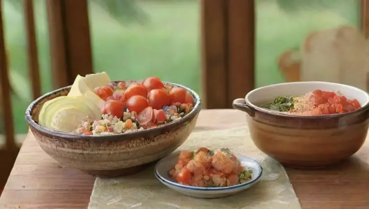 Una mesa rústica llena de platos coloridos y comida deliciosa crea un ambiente acogedor y alegre