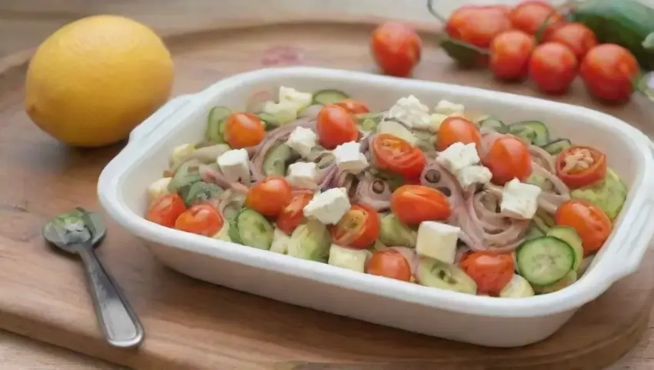 Una ensalada colorida y aromática en una cocina soleada