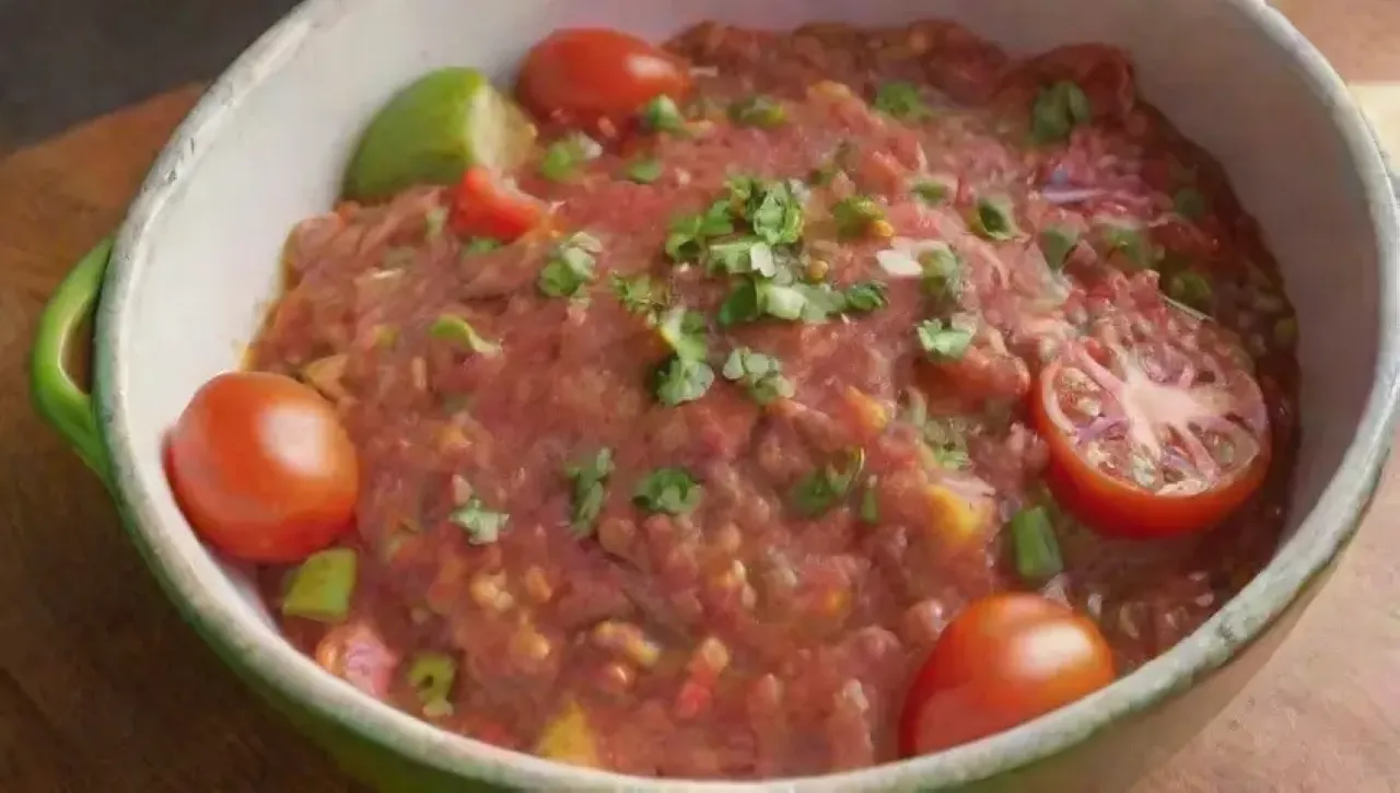 Una explosión de colores y sabores en una cocina vibrante invita a disfrutar de la gastronomía