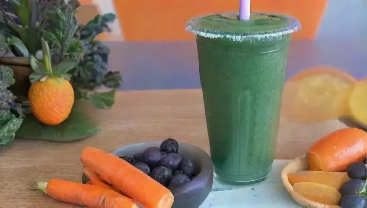Un colorido batido tropical lleno de frutas frescas y vibrantes