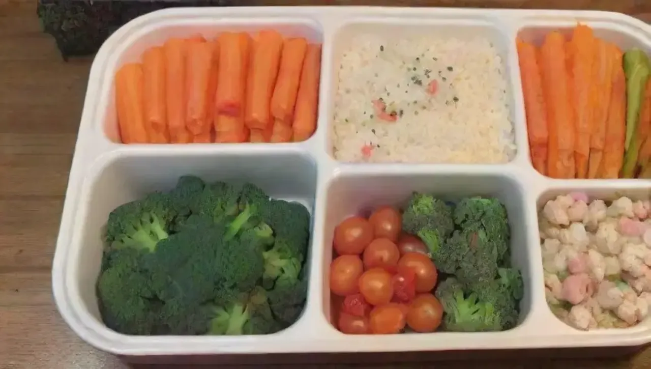 Caja bento colorida con compartimentos ordenados y comida vibrante