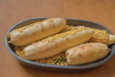 Humita en chala: delicia andina de maíz amarillo y queso envuelta en hojas de maíz