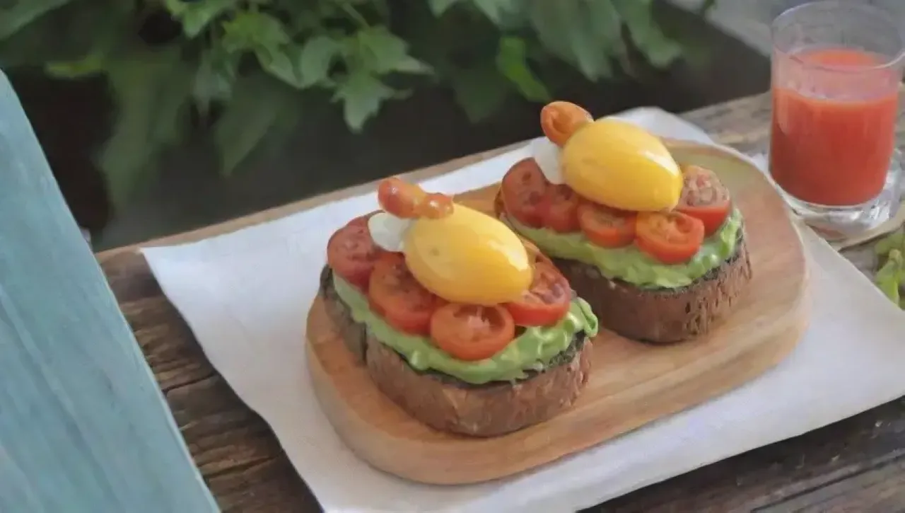 Brunch elegante con tostadas, aguacate, huevos poché y un ambiente acogedor