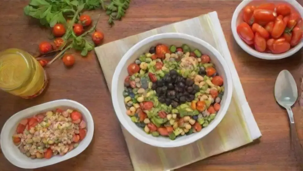 Una ensalada colorida y fresca lista para servir