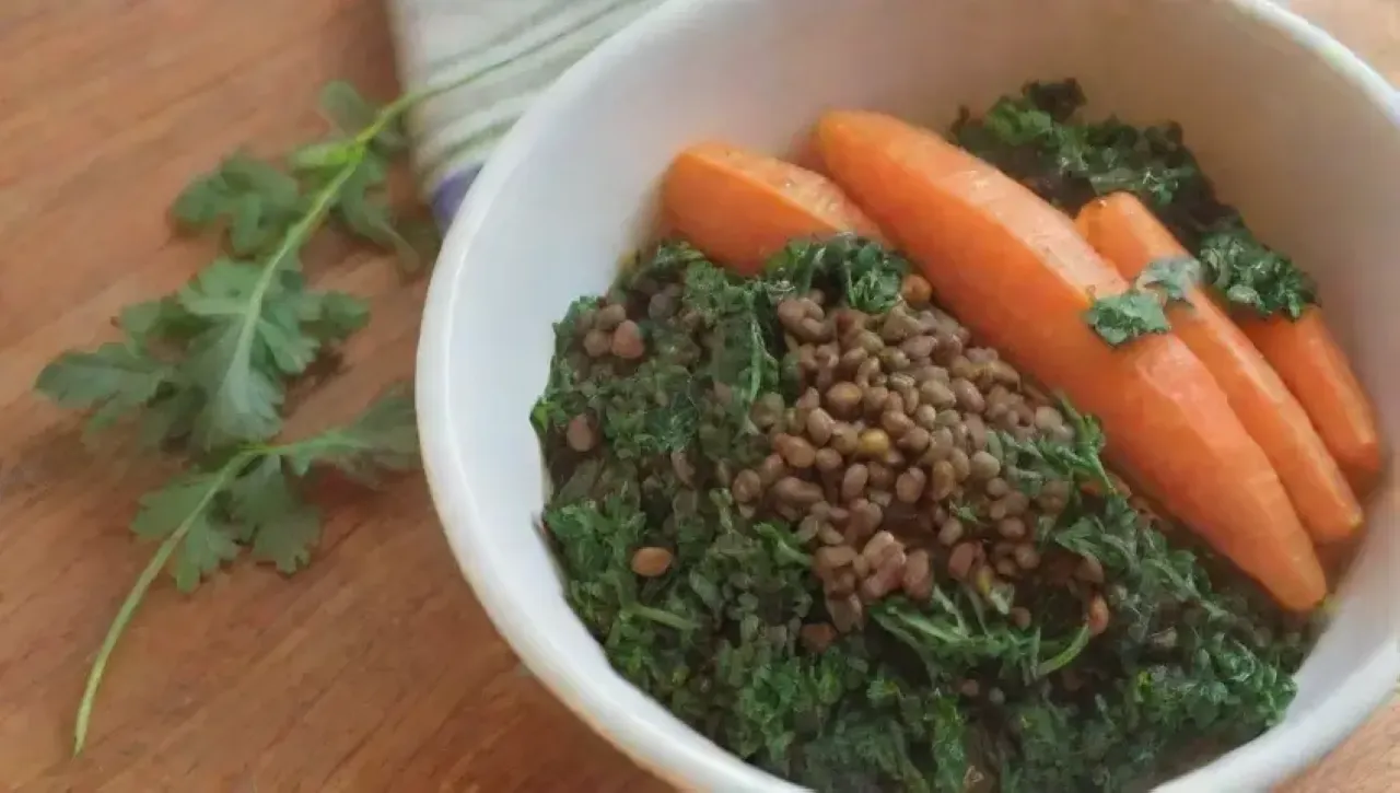 Sopa nutritiva de kale y lentejas en un acogedor ambiente de cocina