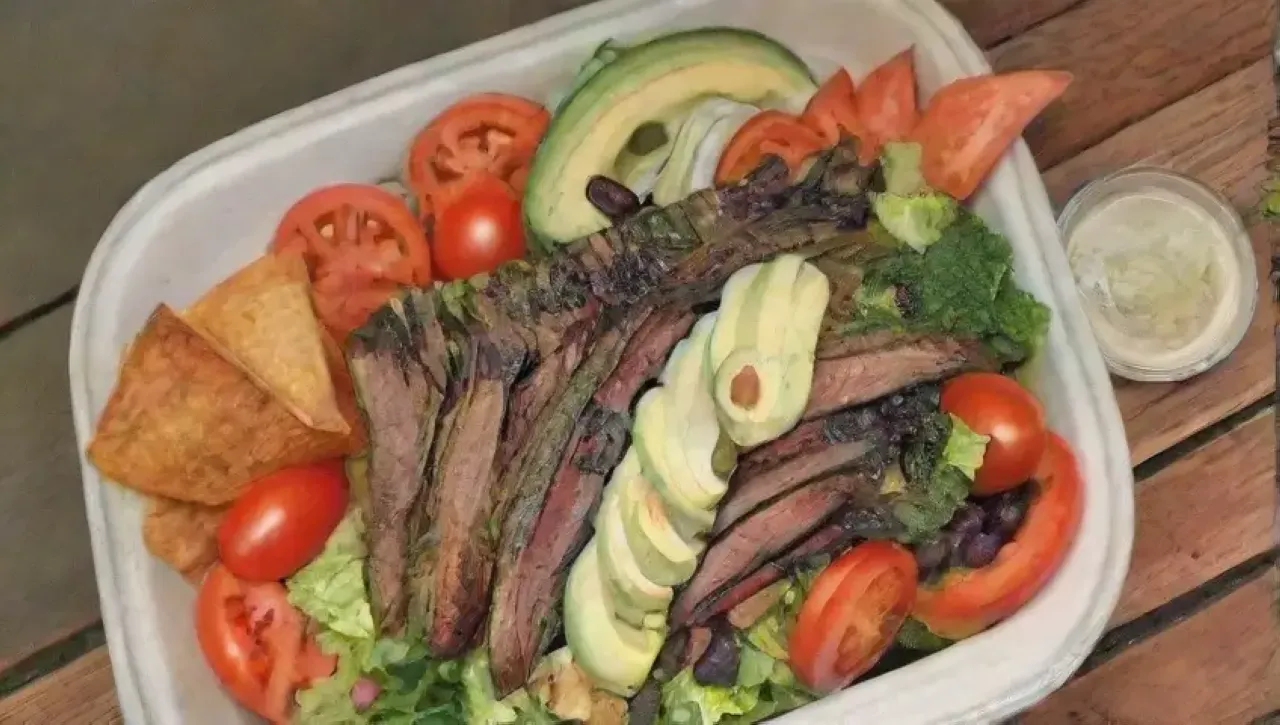 Una ensalada colorida y fresca en un picnic veraniego