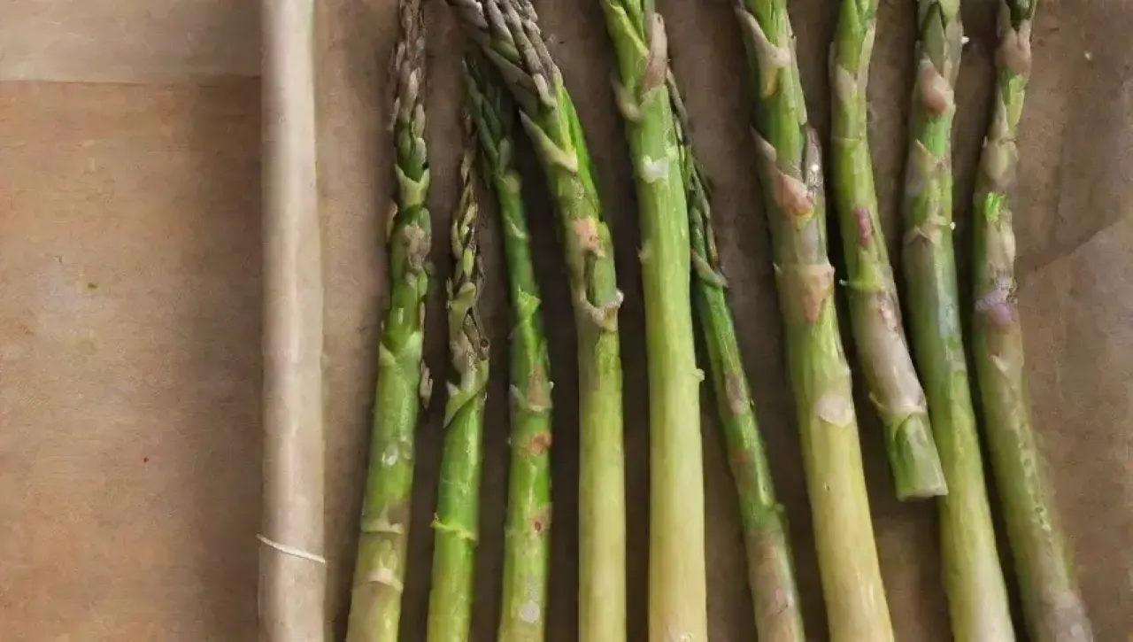 Espárragos verdes al horno con aceite de oliva, sal, pimienta, limón, ajo, parmesano y hierbas frescas