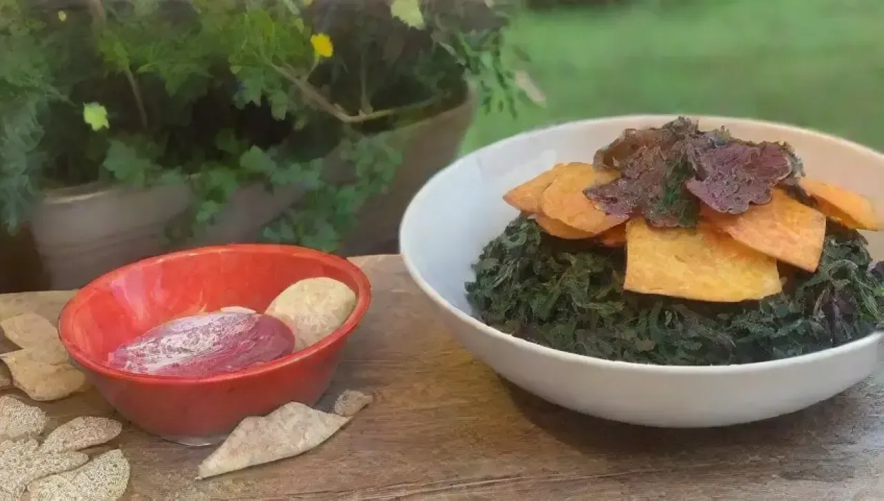 Una colorida y saludable escena de snacks de vegetales en una acogedora cocina