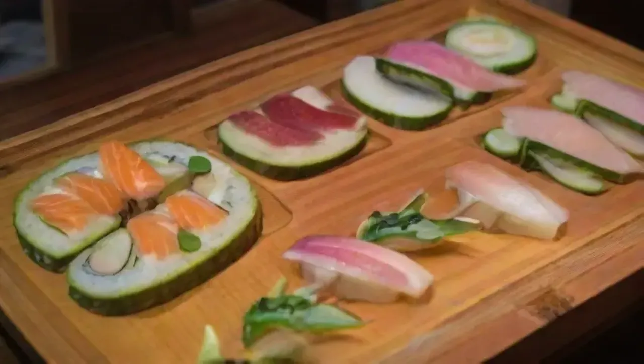 Un restaurante de sushi vibrante y acogedor con deliciosa comida y ambiente sereno