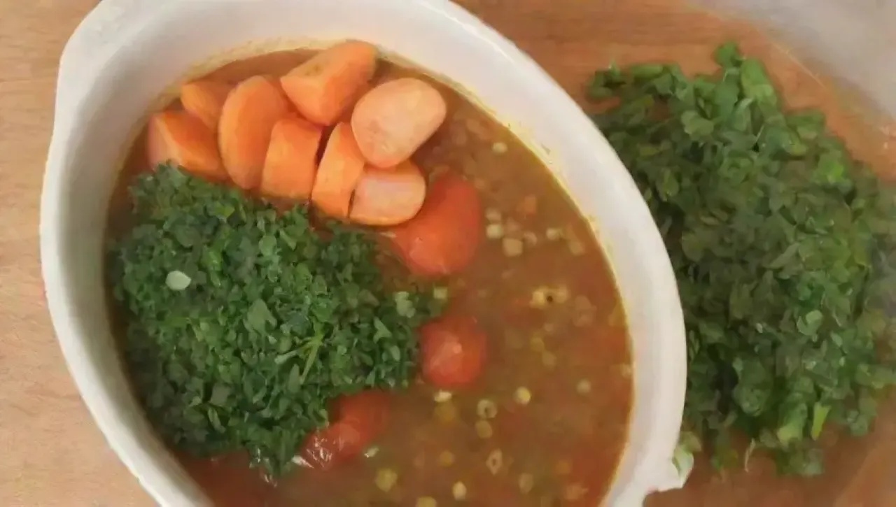 Sopa reconfortante de guisantes verdes y verduras frescas en un ambiente acogedor