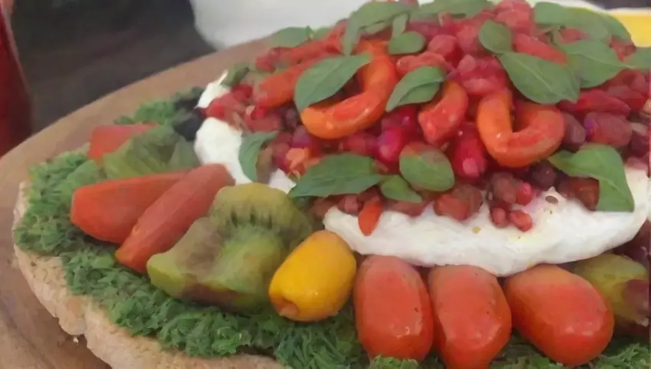 Una ensalada colorida y deliciosa con ingredientes frescos y aromas cautivadores