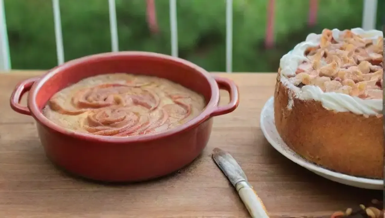 Un delicioso pastel de manzana con canela y azúcar glas, servido en un ambiente acogedor