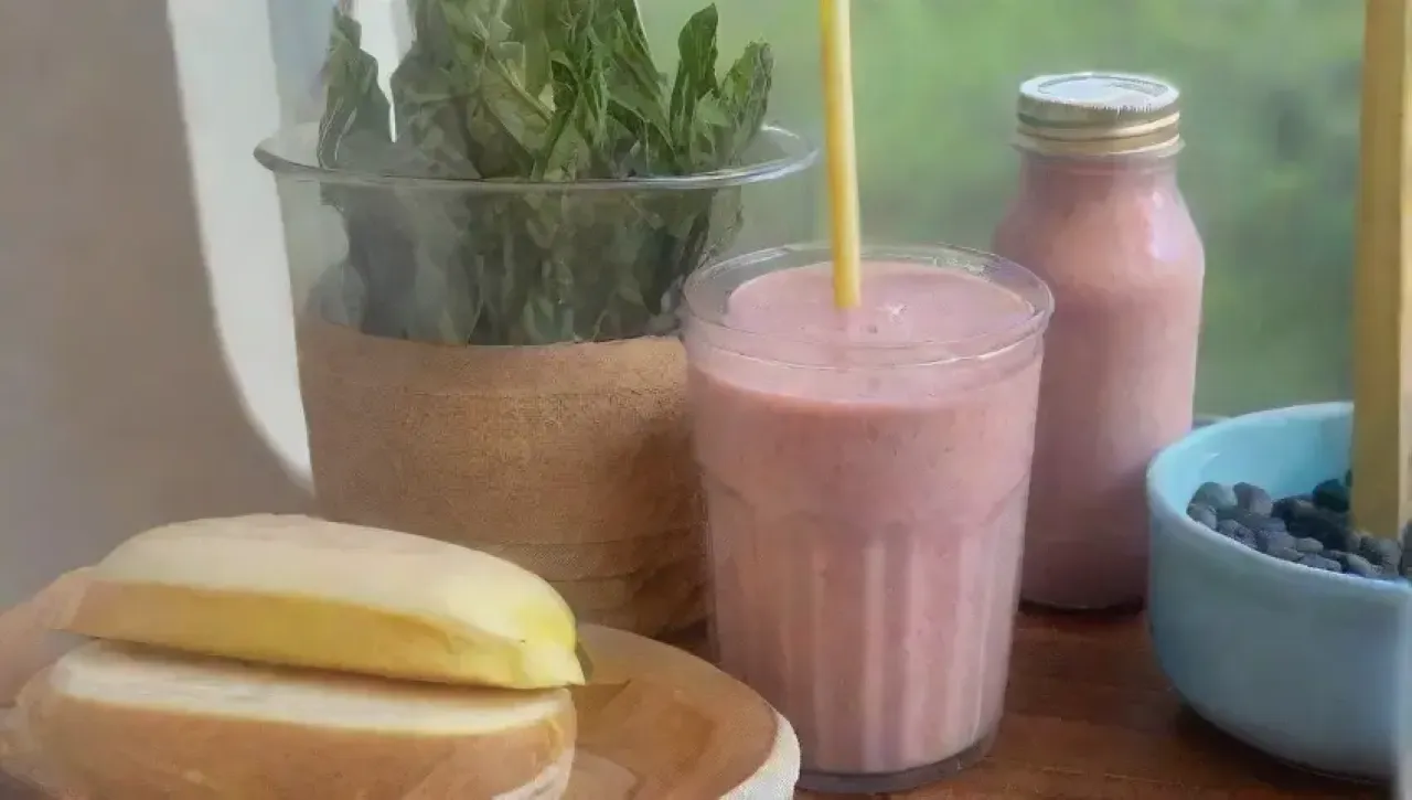 Un colorido y saludable desayuno con batidos de frutas y un ambiente alegre en la cocina