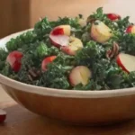 Conoces la receta de ensalada de col rizada con manzana y nueces
