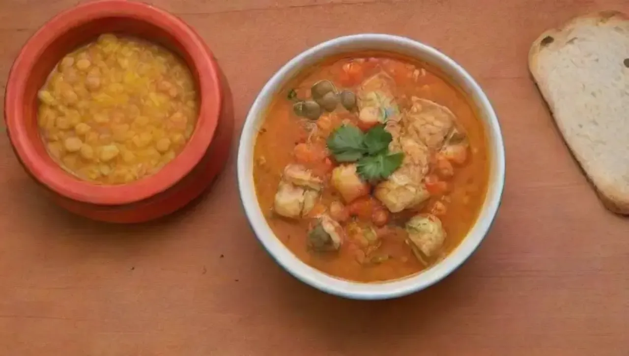 Un delicioso y colorido plato marroquí en un acogedor ambiente