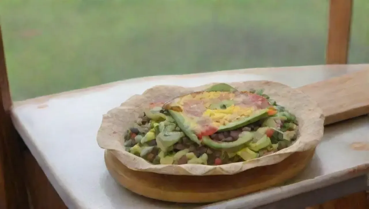 Tortillas coloridas con vegetales frescos y un ambiente acogedor
