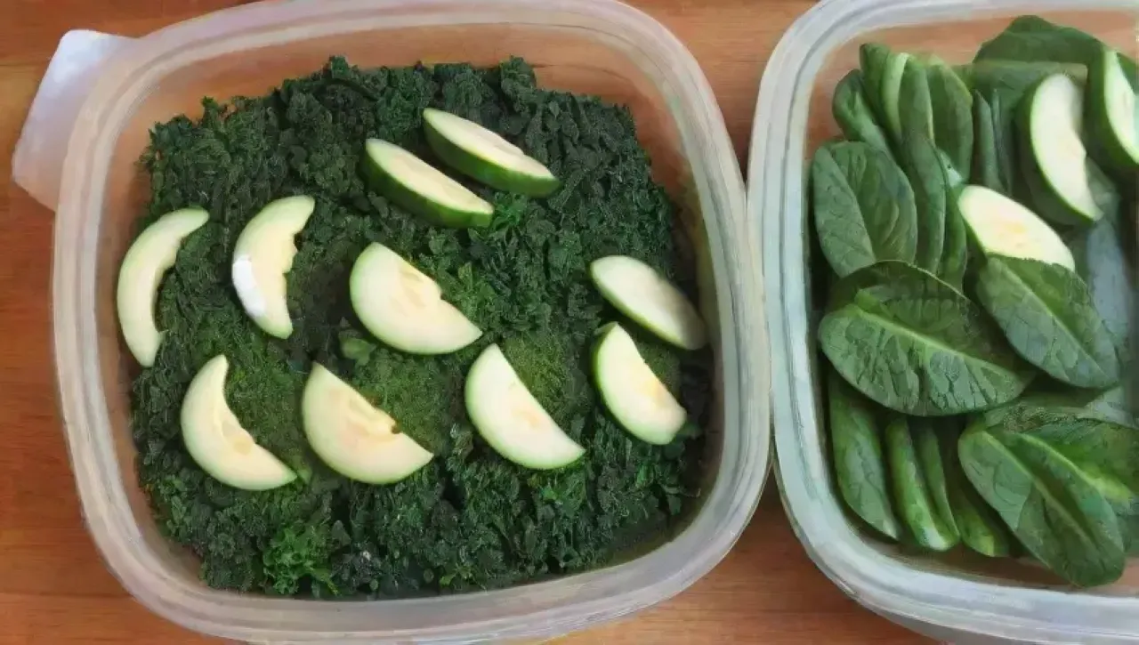 Una colorida y fresca ensalada verde con ingredientes saludables en una cocina alegre
