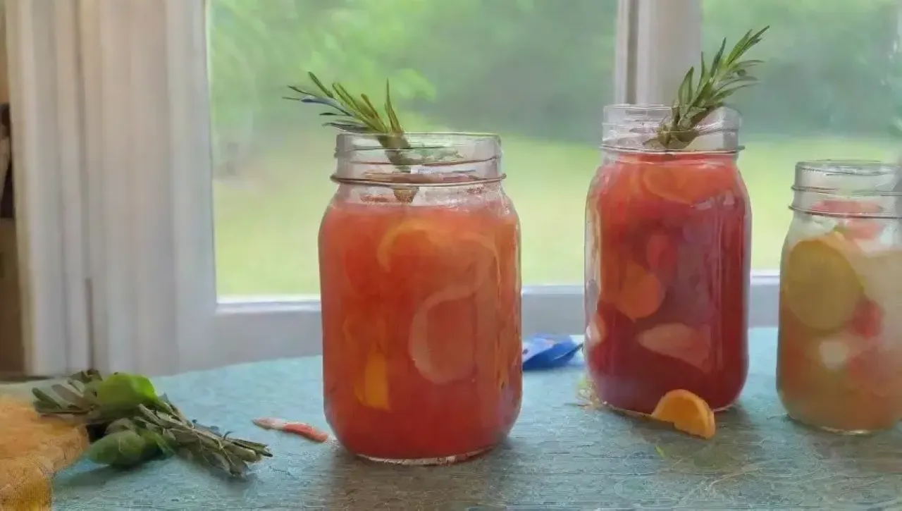 Una cocina luminosa y colorida, llena de frutas, hierbas y risas familiares