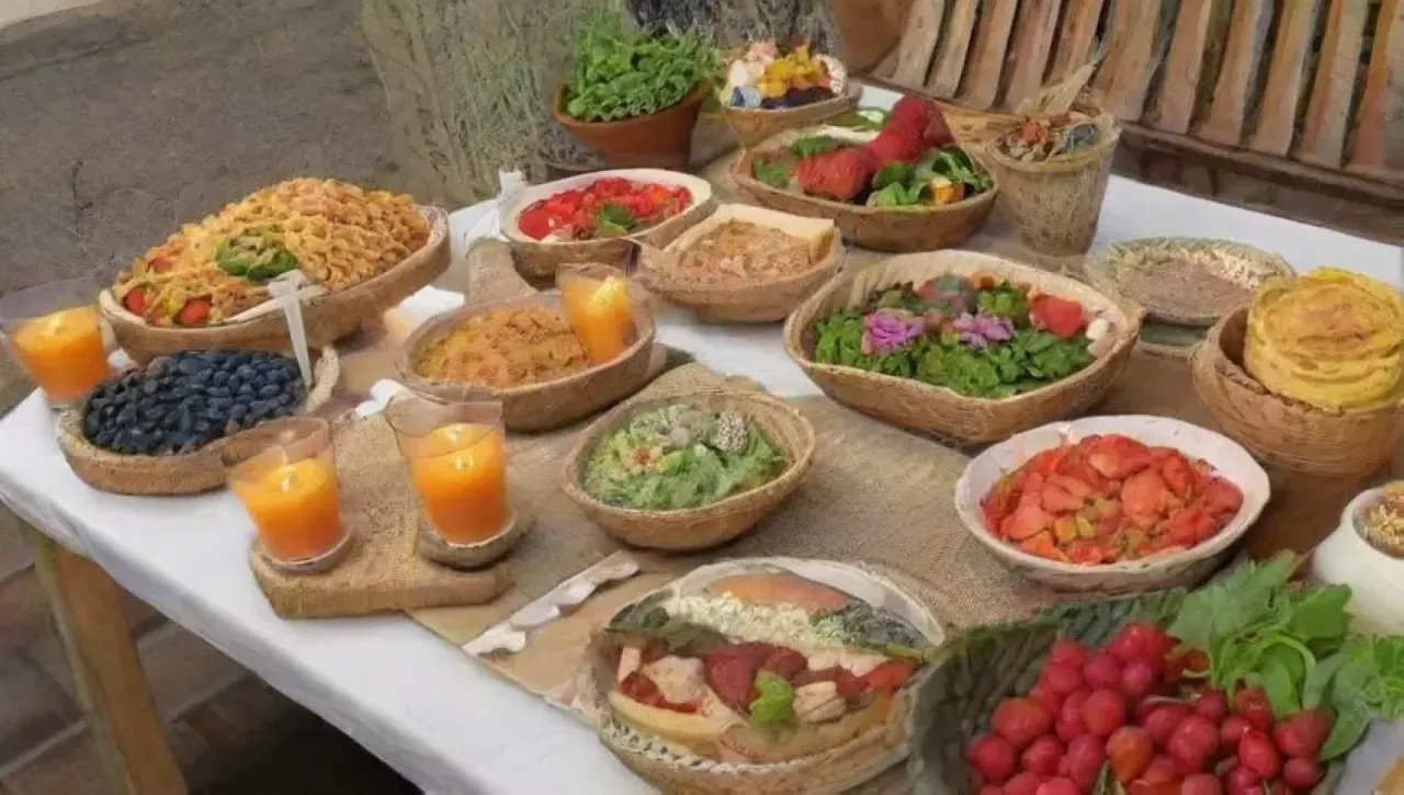 Una mesa festiva llena de colores, aromas y deliciosa comida