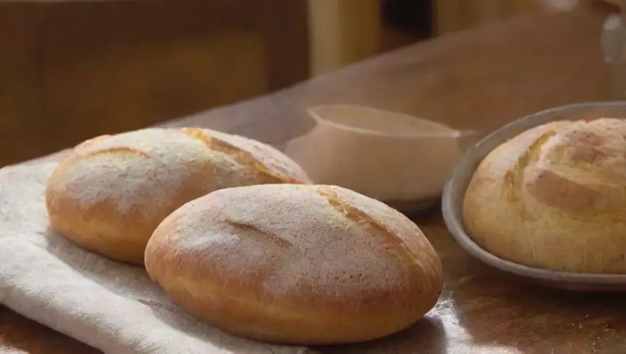 Un delicioso pan casero dorado, crujiente y aromático, evoca nostalgia en cada bocado
