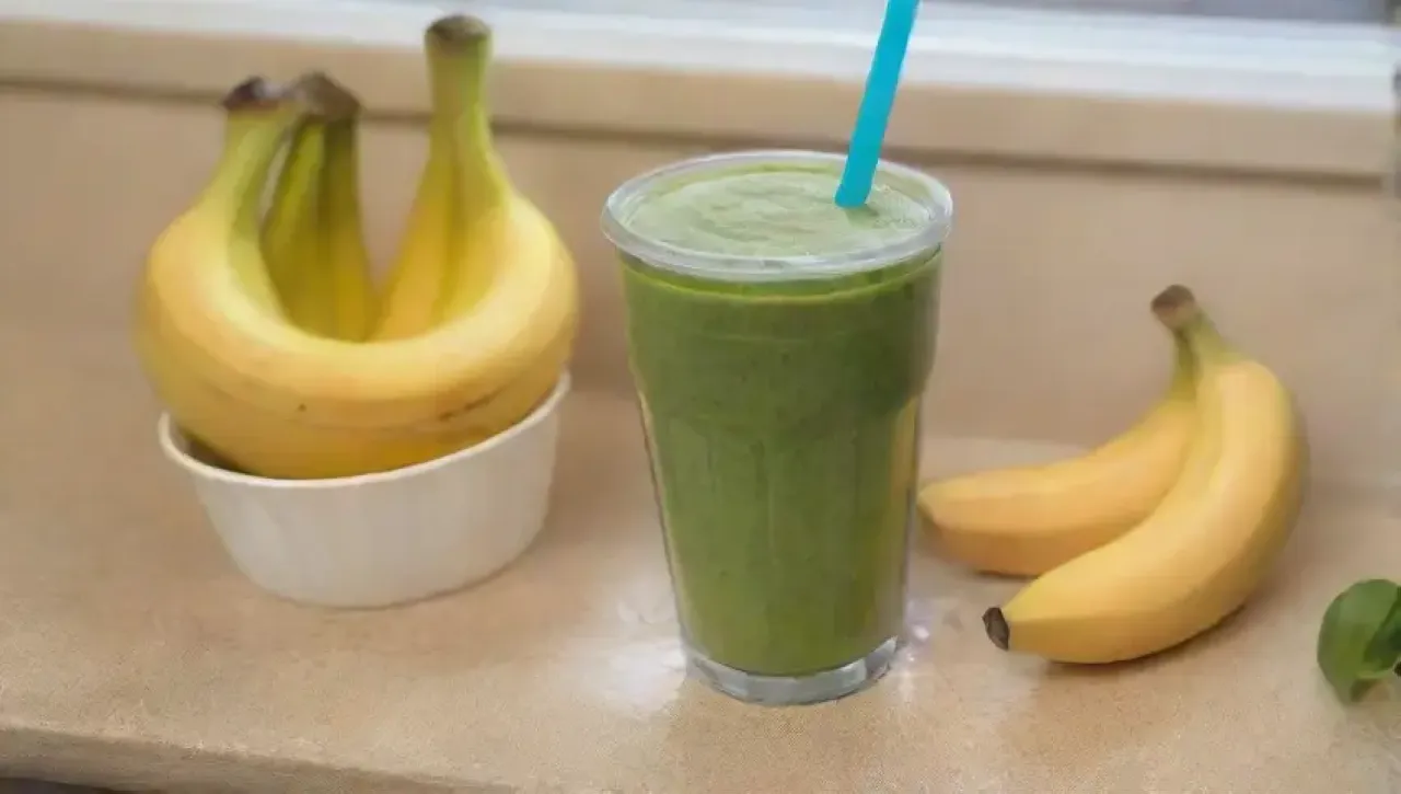 Un ambiente acogedor de cocina con batido dorado, plátanos, espinacas y mantequilla de maní