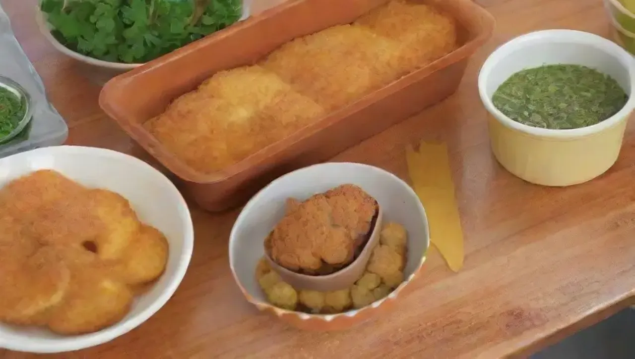 Escena vibrante de cocina con croquetas doradas y aromas deliciosos