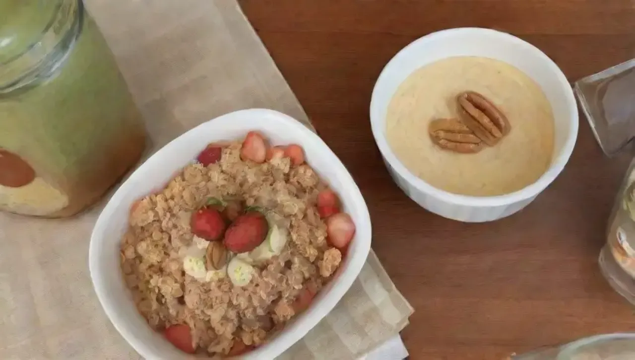 Un colorido desayuno saludable y fácil de preparar en una cocina alegre