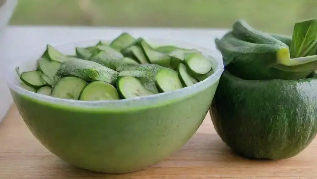Un ambiente de cocina alegre con ingredientes frescos y un batido verde