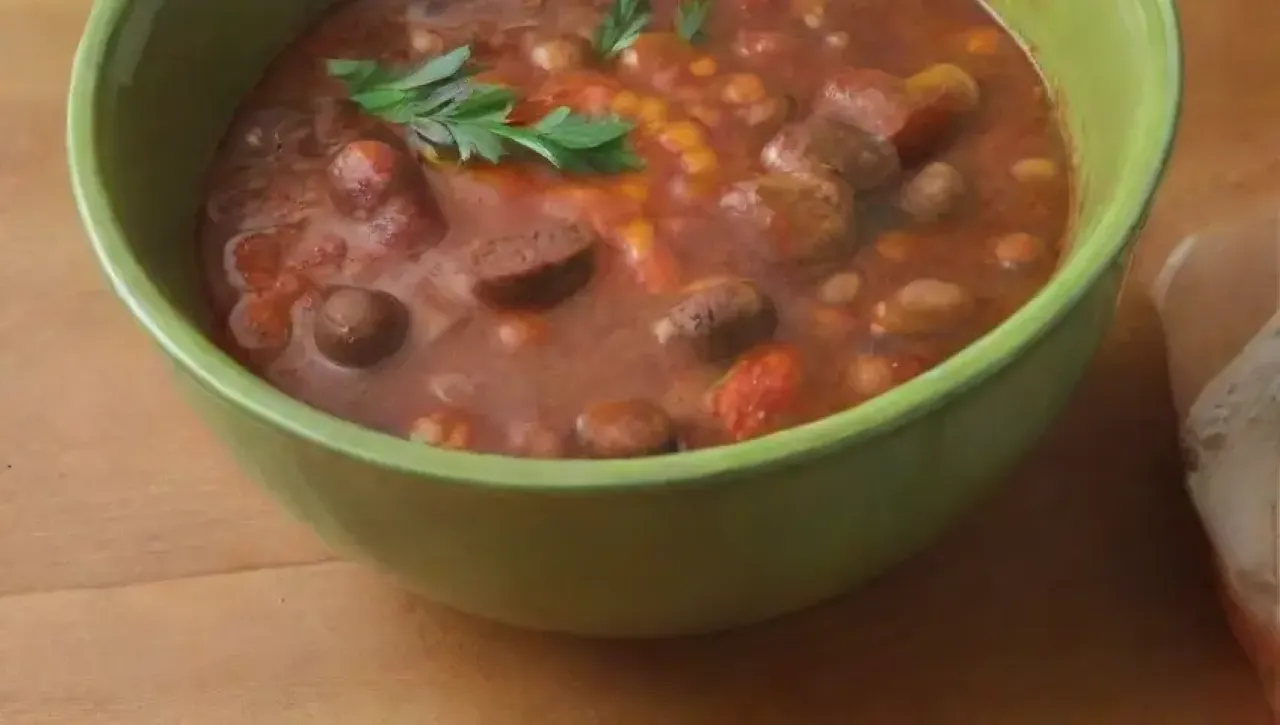 Mesa rústica con ingredientes coloridos y un ambiente acogedor