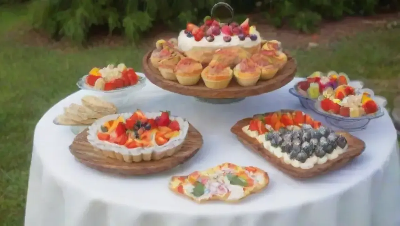 Una mesa vibrante y elegante para un brunch con deliciosos aperitivos y un ambiente acogedor