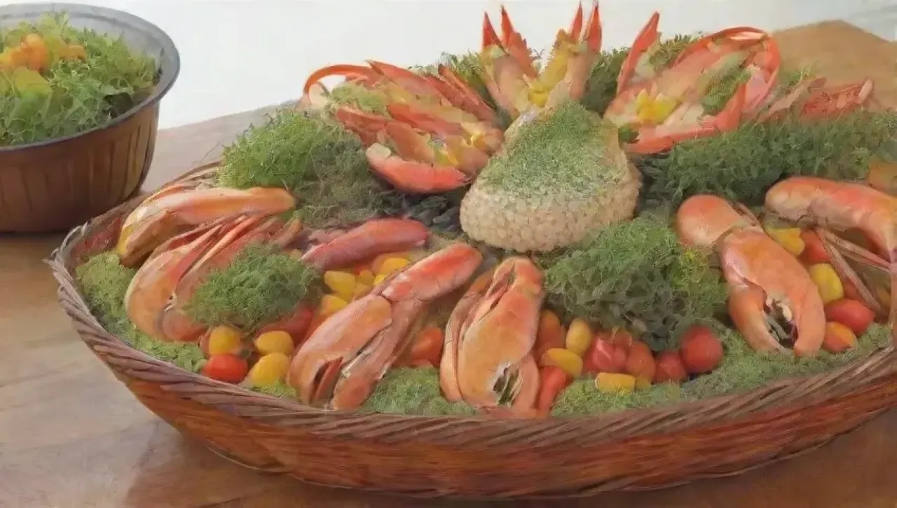 Exhibición vibrante de mariscos frescos en un ambiente acogedor y rústico