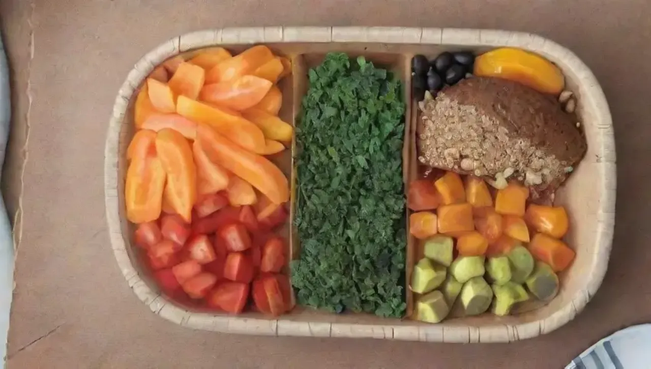 Una colorida y abundante mesa de picnic saludable