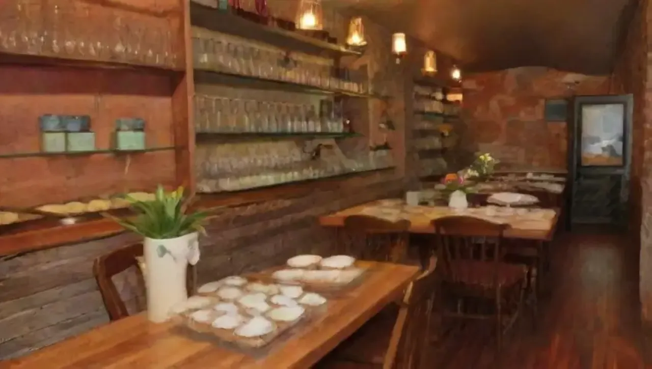 Un restaurante vibrante y acogedor donde la gastronomía moderna se expresa en cada detalle