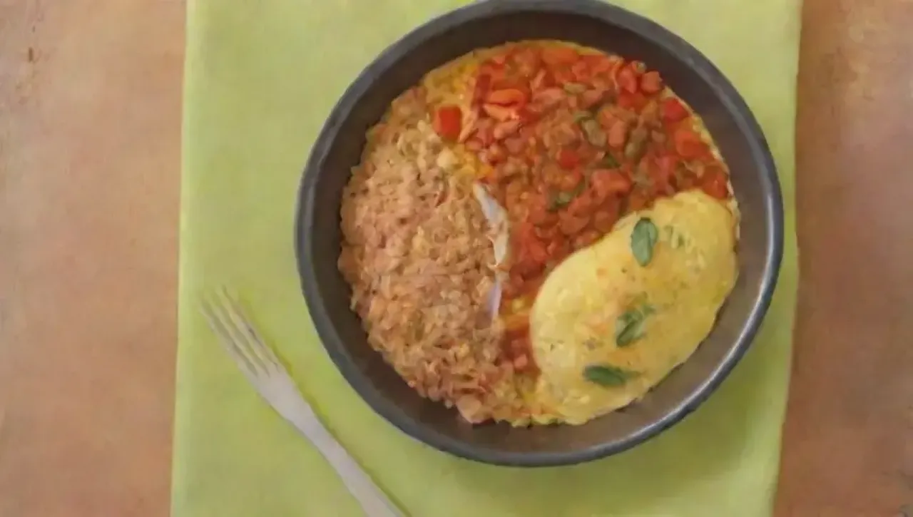 Desayuno colorido y aromático con omelet, especias y arroz en una cocina acogedora