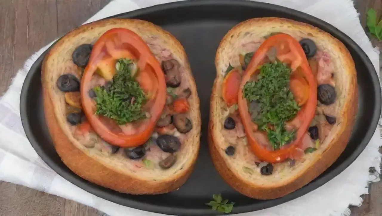 Bruschetta vibrante con atún, aceitunas, aguacate y tomates en un ambiente acogedor